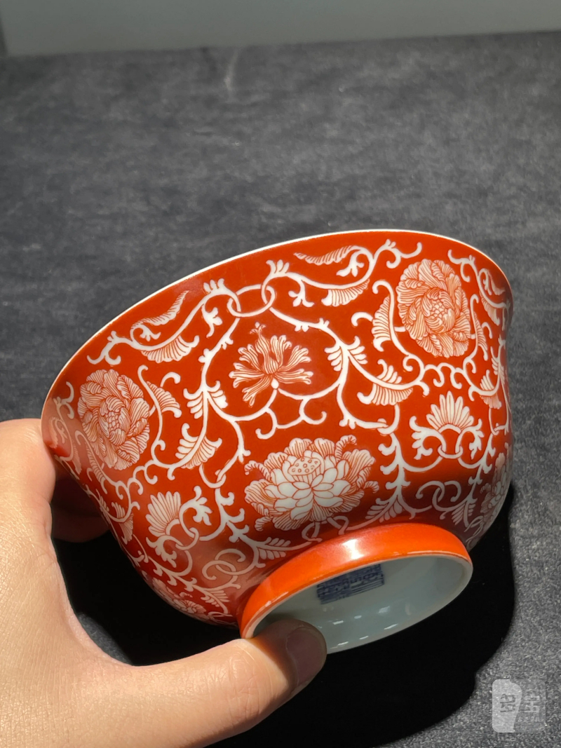 清乾隆 盖雪红缠枝莲纹碗 - 图4